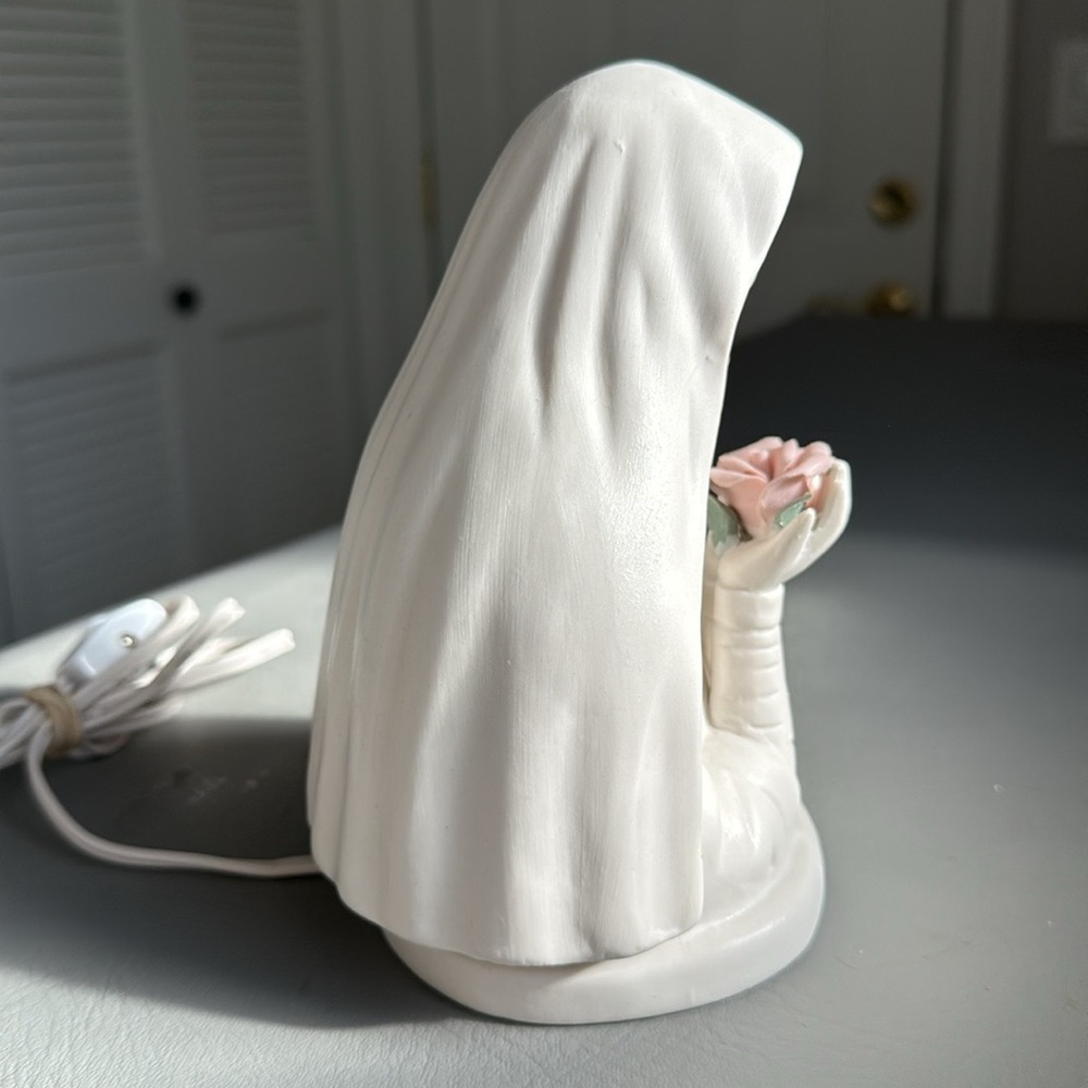 Vintage Mary / Madonna Elegant Figurine - Lighted Night Light / Lamp - Picture 3 of 17